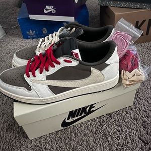 TRAVIS SCOTT "REVERSE MOCHA" X JORDAN 1 LOW